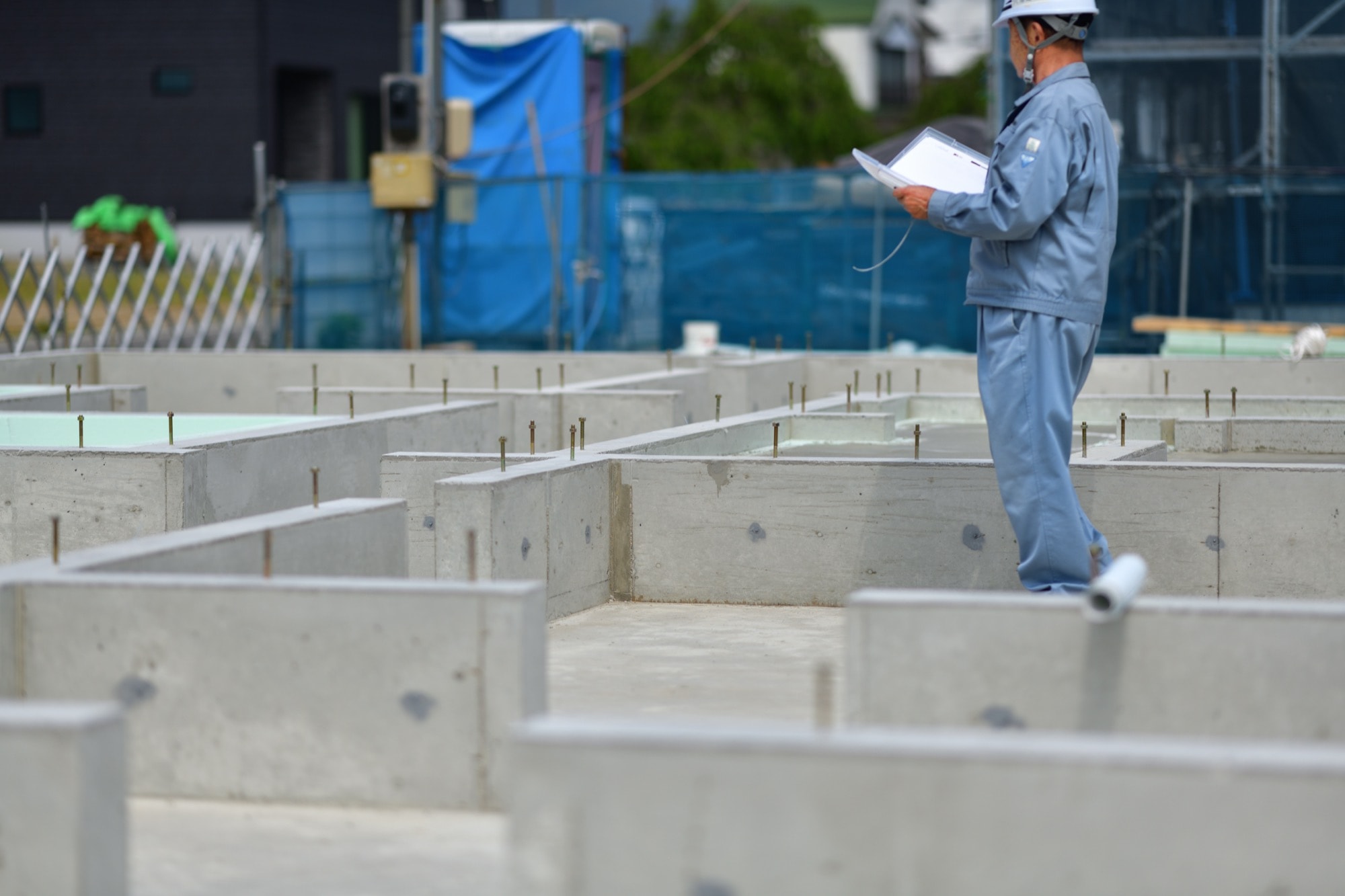 住宅の基礎を点検する工事監督