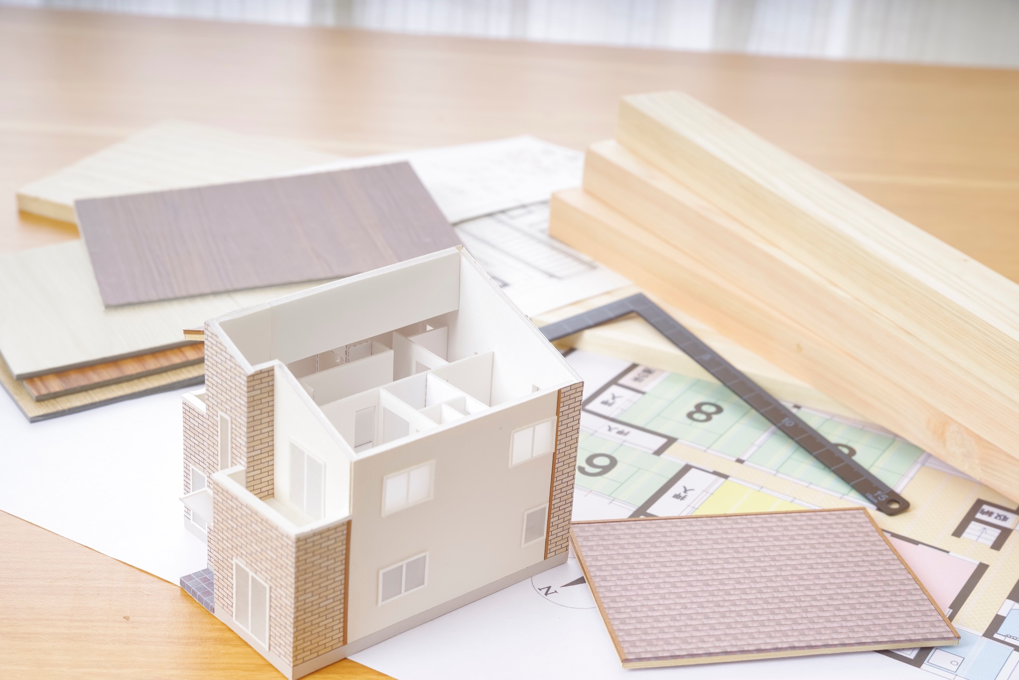 家づくりイメージの住宅模型と設計図