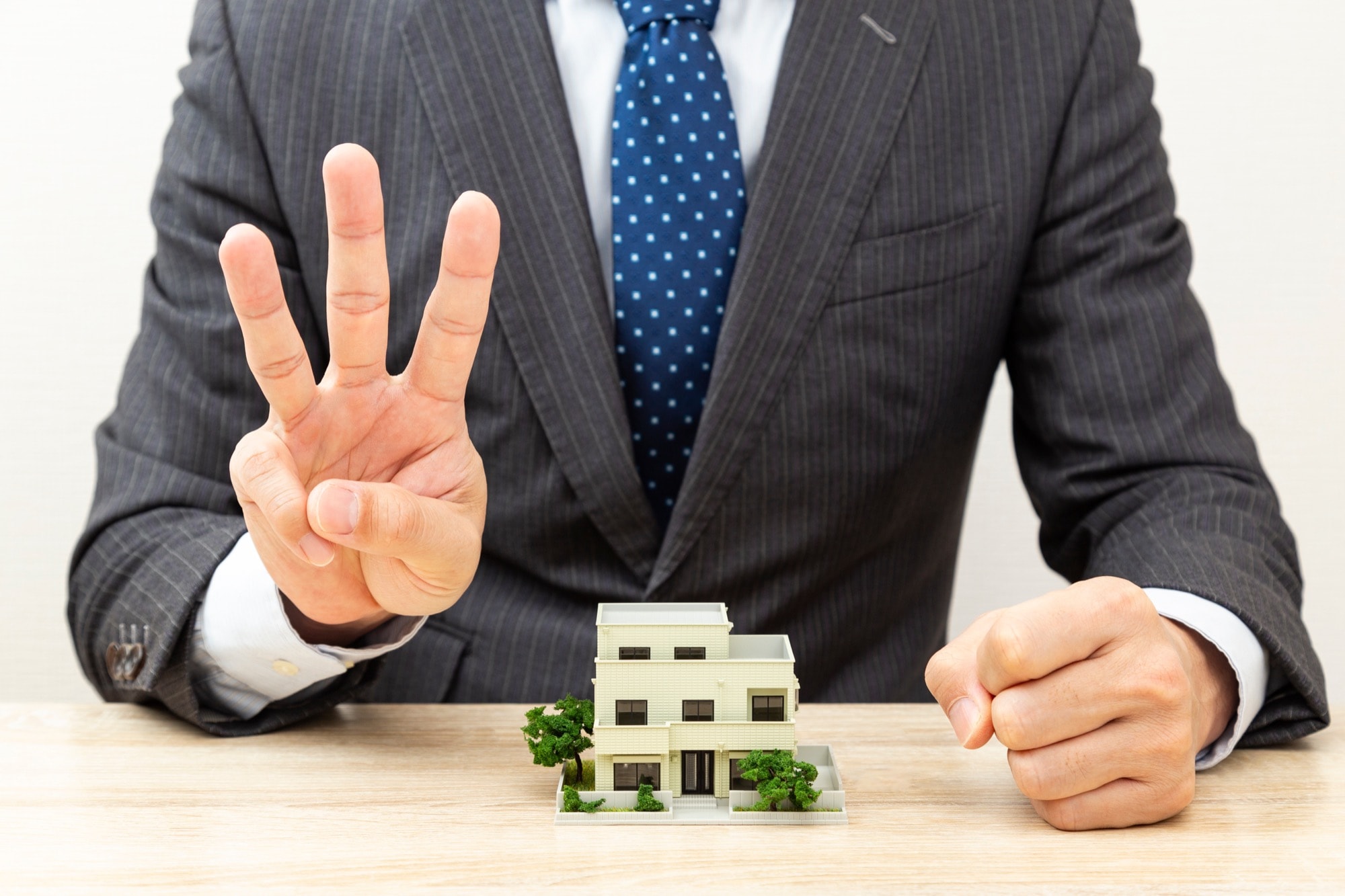 3つのポイントを示す住宅専門家