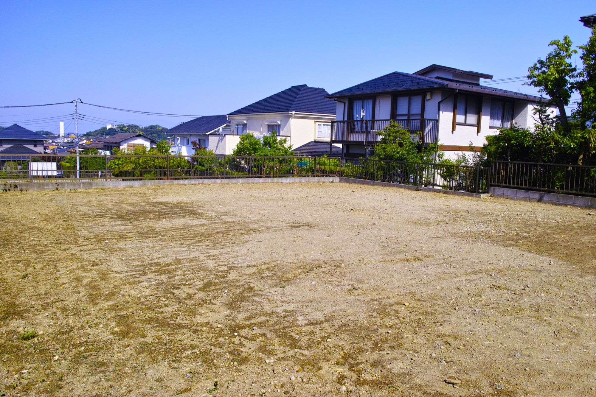 住宅街の中にある更地