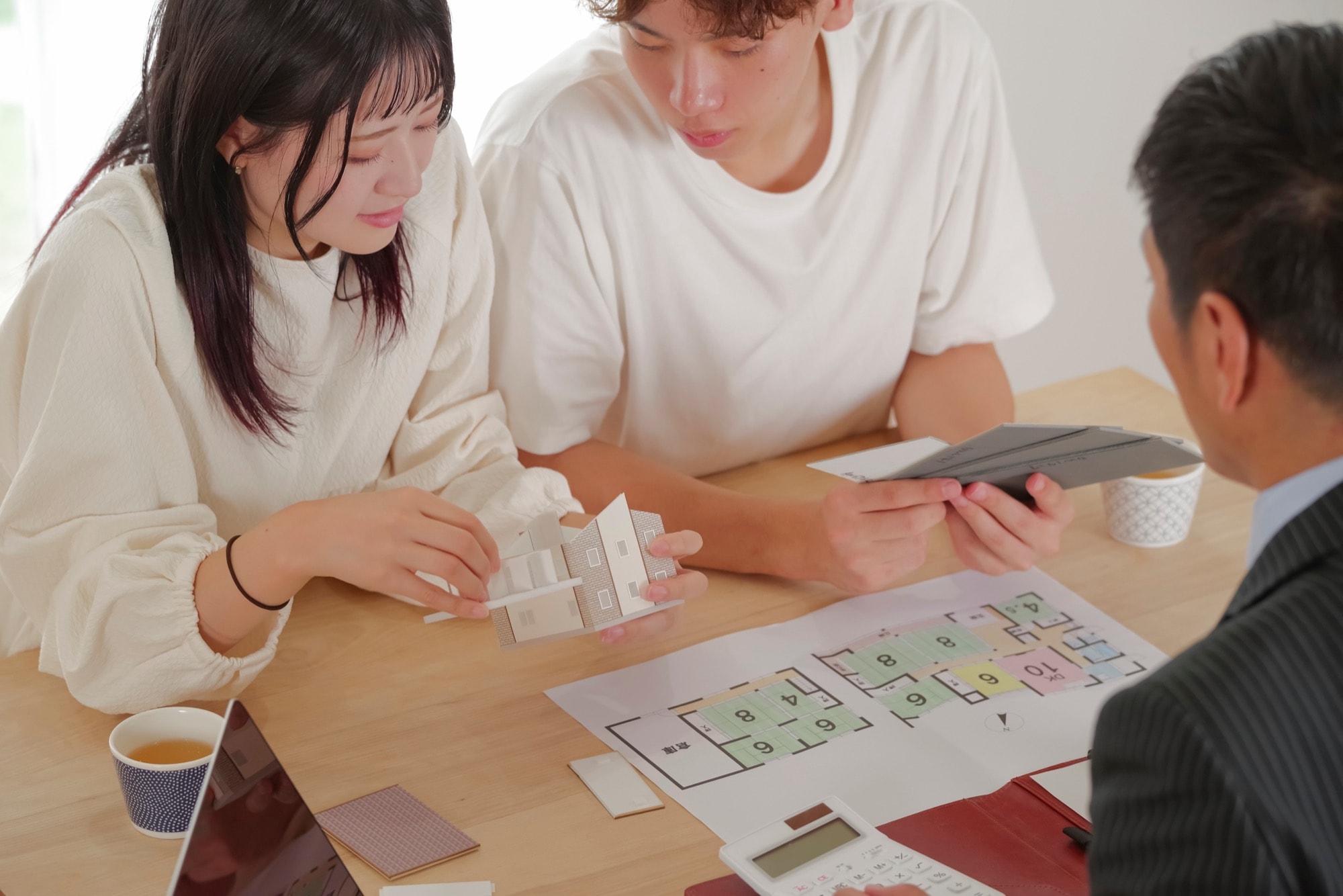 家づくりの相談をする若い夫婦