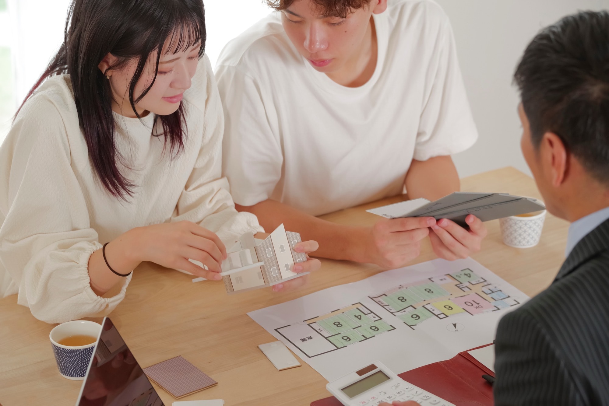 住宅の専門家に家づくりの相談をする若い夫婦