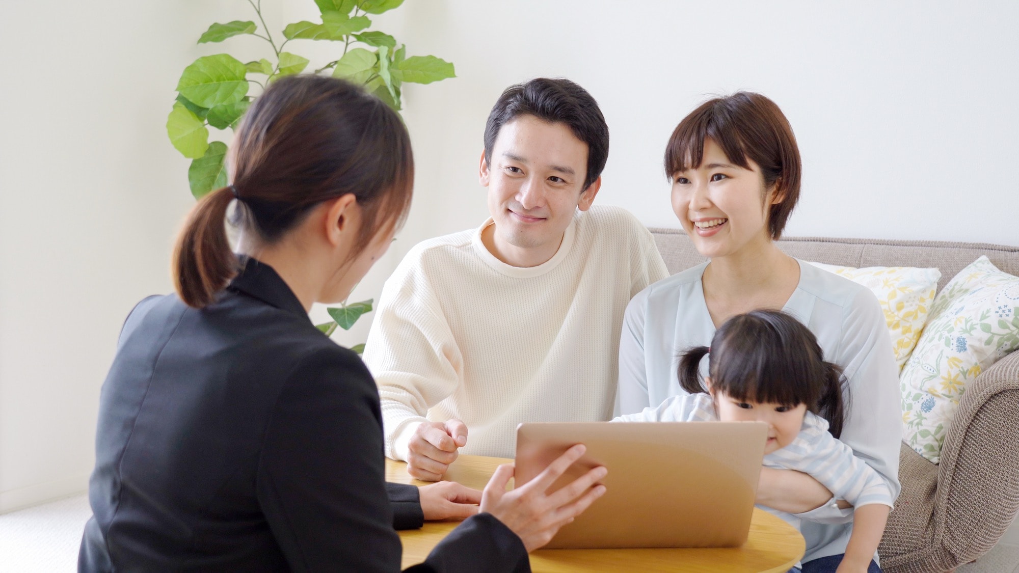 住宅会社のスタッフと顧客